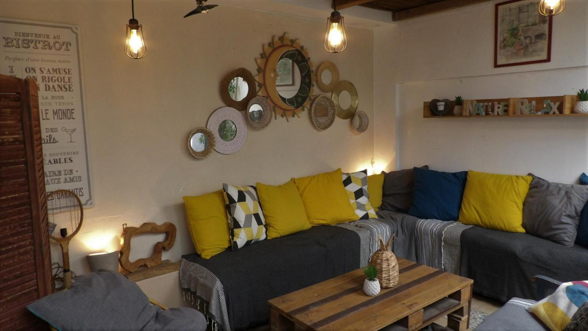 エーグ・モルト Le Petit Patio Bed & Breakfast エクステリア 写真