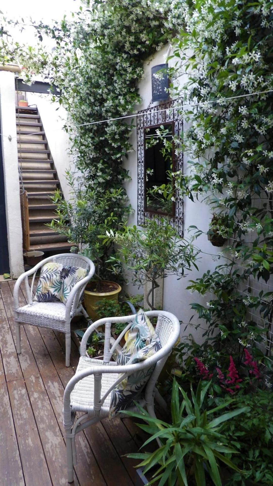 エーグ・モルト Le Petit Patio Bed & Breakfast エクステリア 写真